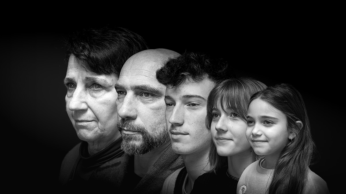 Photo de famille en noir et blanc retravaillée