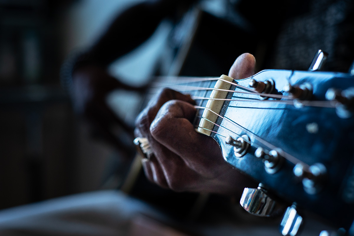 Photo artistique d'une guitare