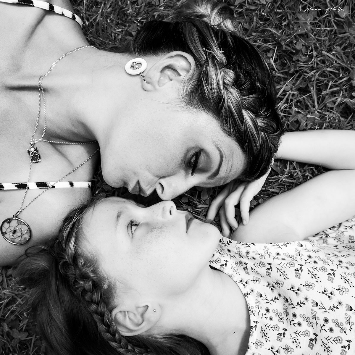 photo mère fille - portrait - extérieur - souvenir - noir et blanc