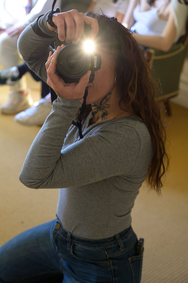 Photo Johanna photographe avec son appareil photo